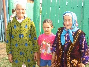 Юлдашбаева Габида с внучкой и с гостем из д.Баишево